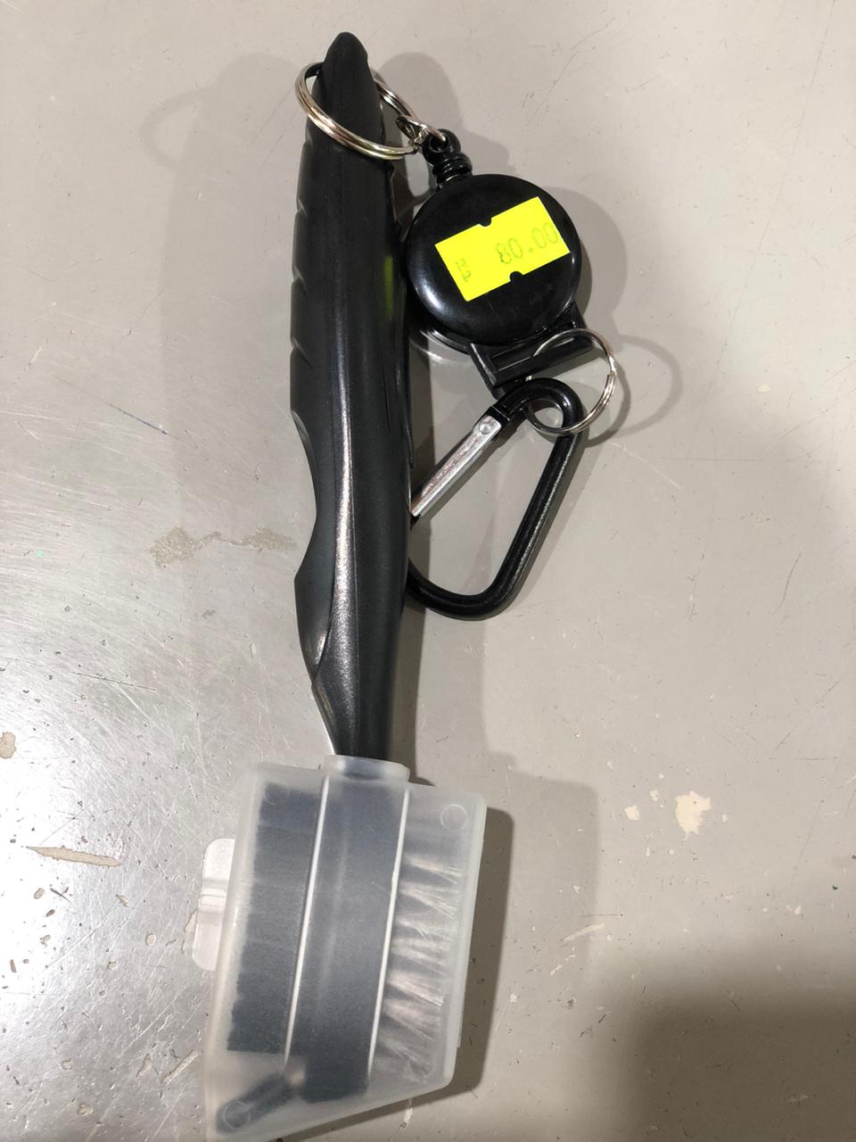 Escovinha para limpar taco toda preta