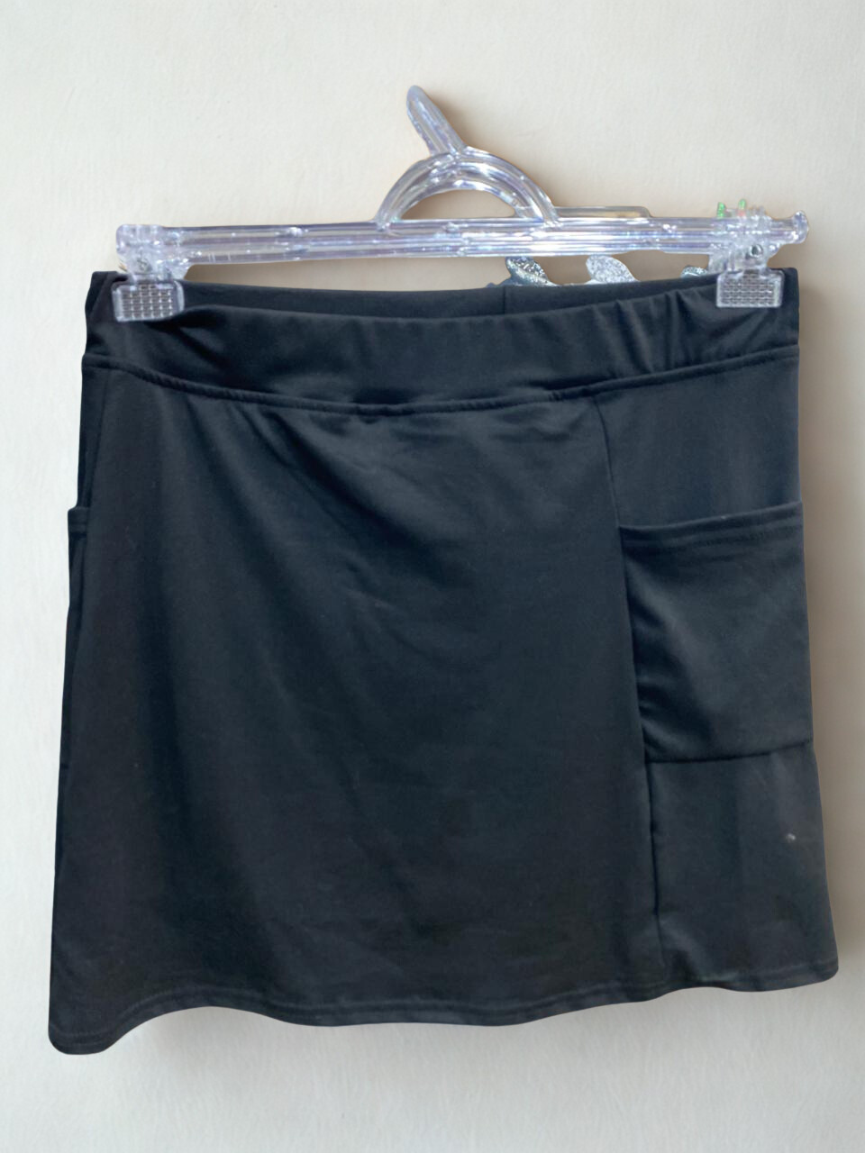 SHORT SAIA PRETA BOLSO LATERAL TM S