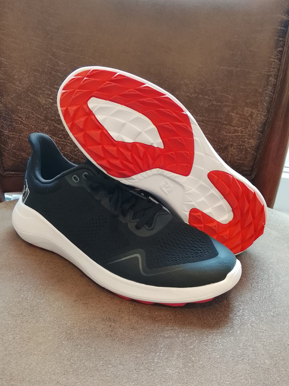 tênis FJ FootJoy preto com solado em vermelho/ branco TM 8